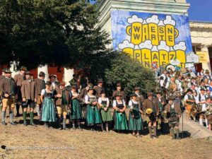 Platzkonzert am 2. Wiesnsonntag (©Foto: Martin Schmitz)