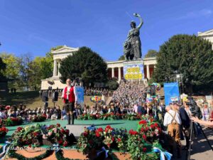 Platzkonzert am 2. Wiesnsonntag (©Foto: Martin Schmitz)