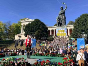 Platzkonzert am 2. Wiesnsonntag (©Foto: Martin Schmitz)