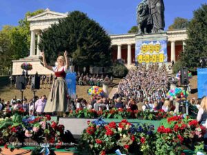 Platzkonzert am 2. Wiesnsonntag (©Foto: Martin Schmitz)