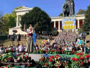 Platzkonzert am 2. Wiesnsonntag (©Foto: Martin Schmitz)