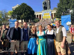 Platzkonzert am 2. Wiesnsonntag (©Foto: Martin Schmitz)
