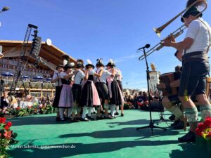 Platzkonzert am 2. Wiesnsonntag (©Foto: Martin Schmitz)