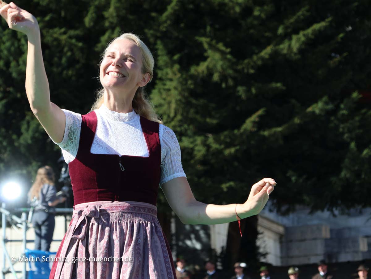 Kreisverwaltungsreferentin Dr. Hanna Sammüller hatte sichtlich Spaß an ihrem Dirigat beim Platzkonzert am 2. Wiesnsonntag (©Foto: Martin Schmitz)