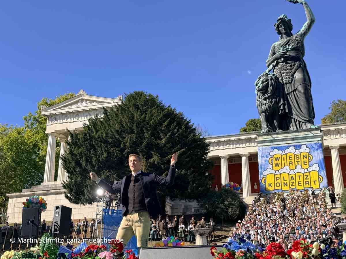 Oberbürgermeister Dominik Krause mit dem Bayerischen Defiliermarsch: Platzkonzert am 2. Wiesnsonntag (©Foto: Martin Schmitz)