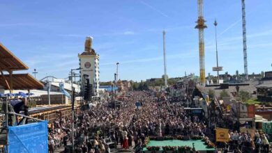 Voll war die Theresienwiese schon zum Platzkonzert am 2. Wiesnsonntag (©Foto: Martin Schmitz)