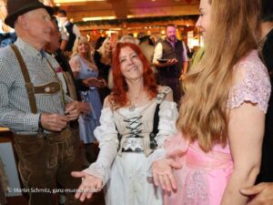 Unternehmerin Ewa Schnitzenbaumer ersteigerte Auftritt von Sänger Alessandro Morgan für ihre nächste Party bei der Marianne & Michael Wiesn 2026 in den Wildstuben. Links im Bild Frédéric Prinz von Anhalt. (©Foto: Martin Schmitz)