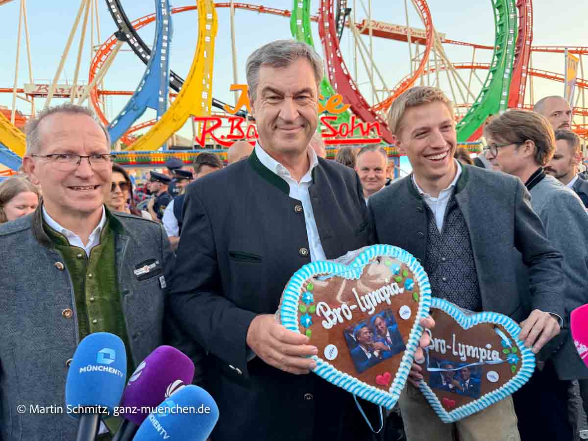 Versprechen gehalten: Söder und Kraus fahren Olympialooping (©Foto: Martin Schmitz)
