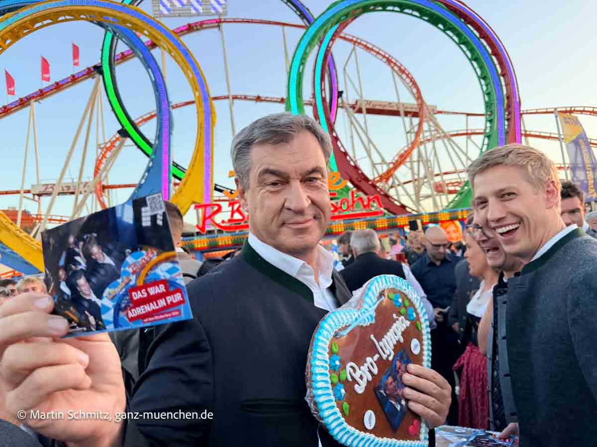 Versprechen gehalten: Söder und Kraus fahren Olympialooping (©Foto: Martin Schmitz)