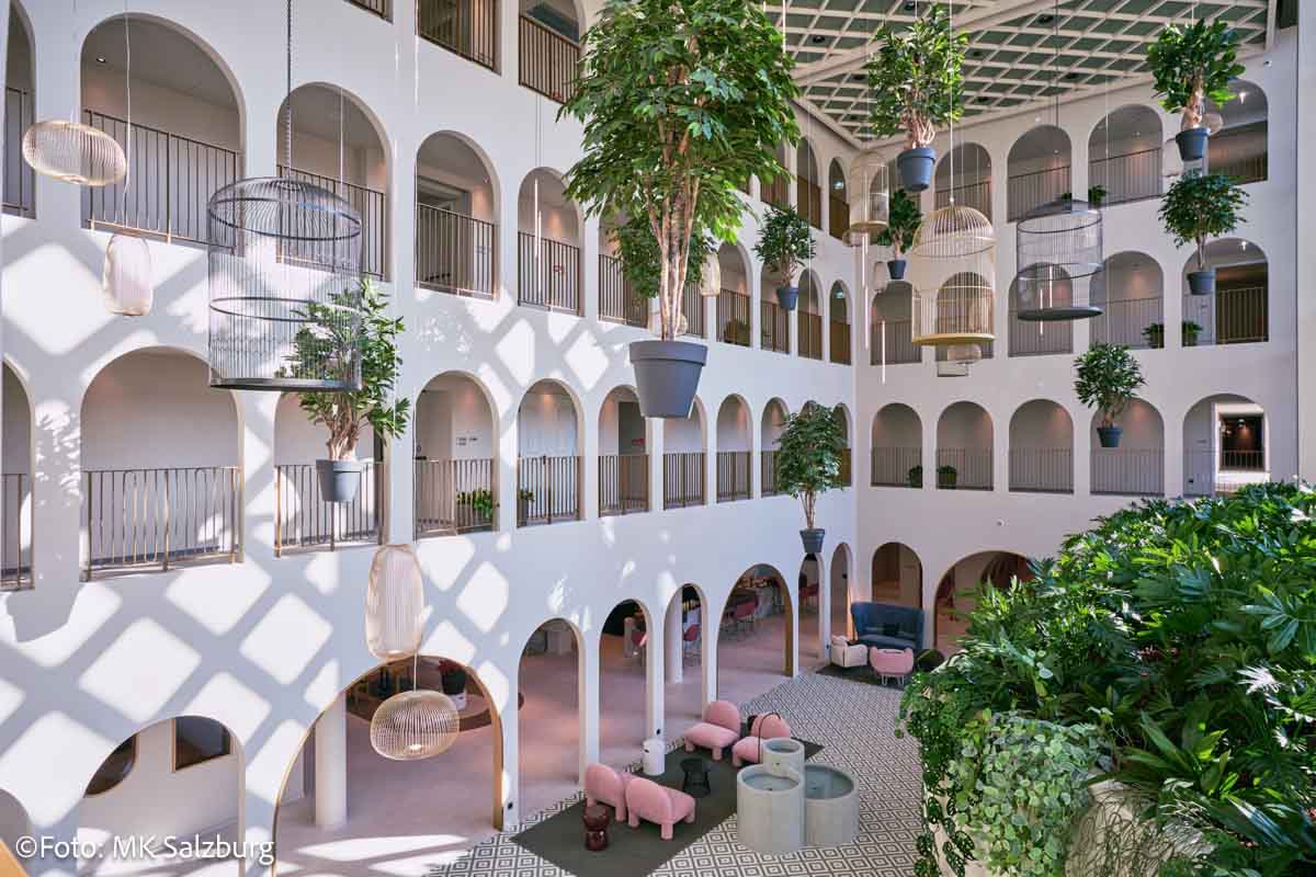 Atrium mit schwebenden Gärten im Cavallino Bianco Caorle Venezia ©Foto: MK Salzburg