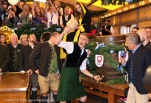 Anstich mit nur 2 Schlägen: OB Dominik Krause eröffnete die Wiesn 2026 (©Foto: Martin Schmitz)