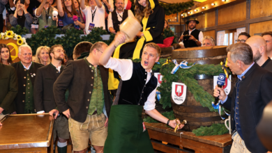 Anstich mit nur 2 Schlägen: OB Dominik Krause eröffnete die Wiesn 2026 (©Foto: Martin Schmitz)