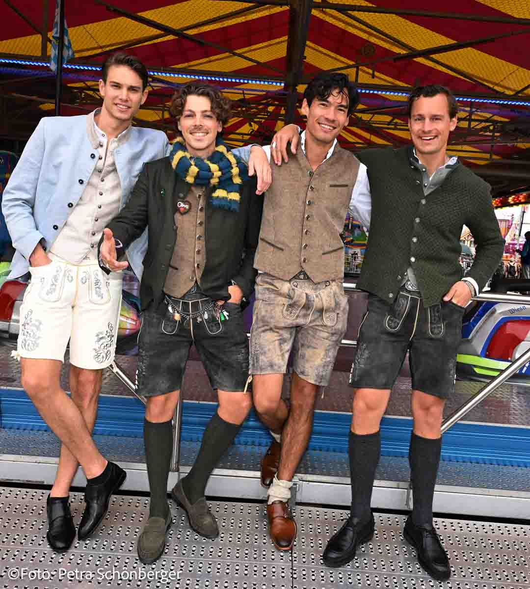 Claudio Breitscheidel, Niklas Mosch, Armin Rausch, Dominik Gruber bei der „Lloyd-Wiesn“ im Käfer-Zelt (©Foto: Petra Schönberger)