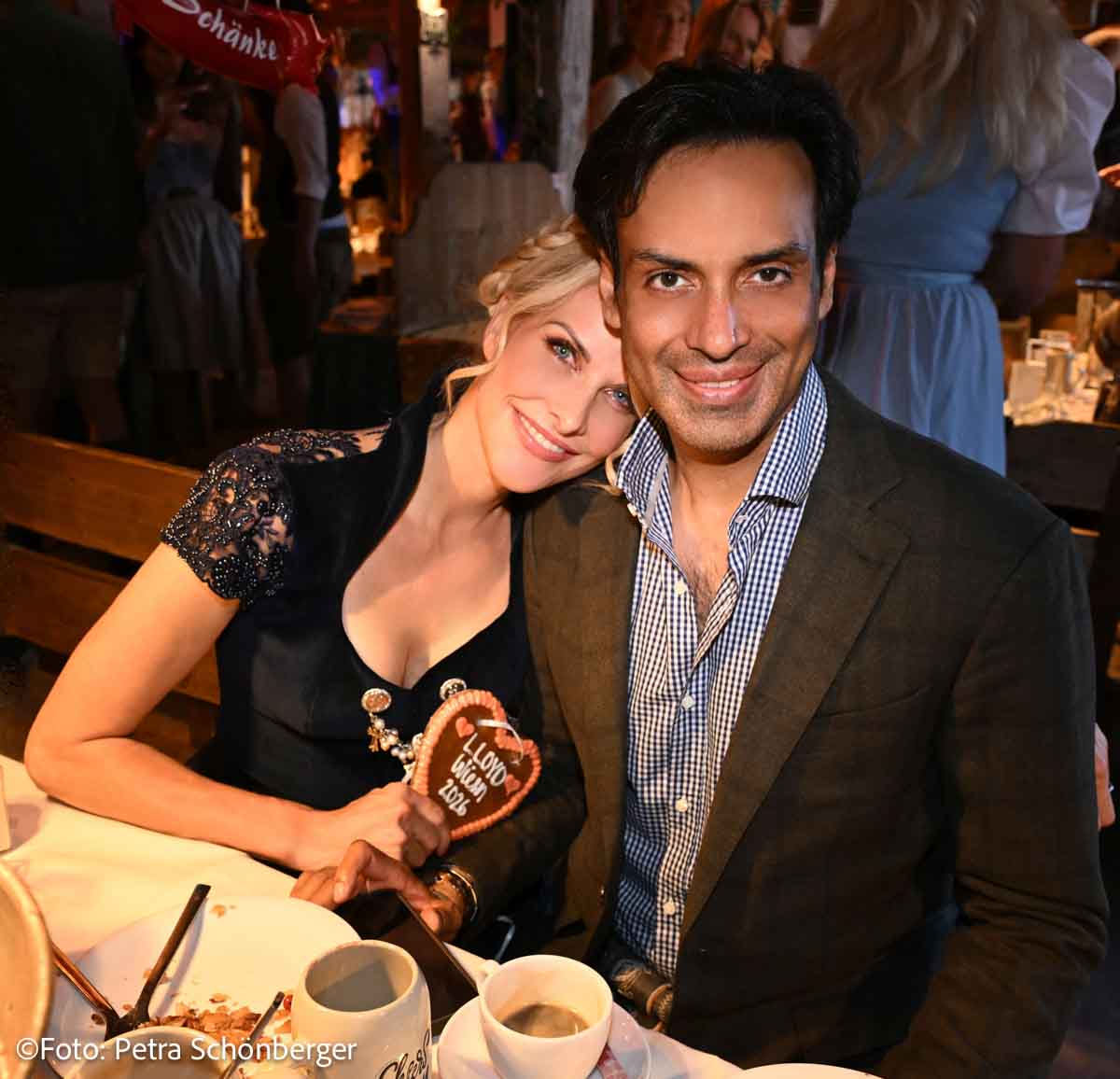 Natascha Gruen, Param Singh bei der „Lloyd-Wiesn“ im Käfer-Zelt (©Foto: Petra Schönberger)