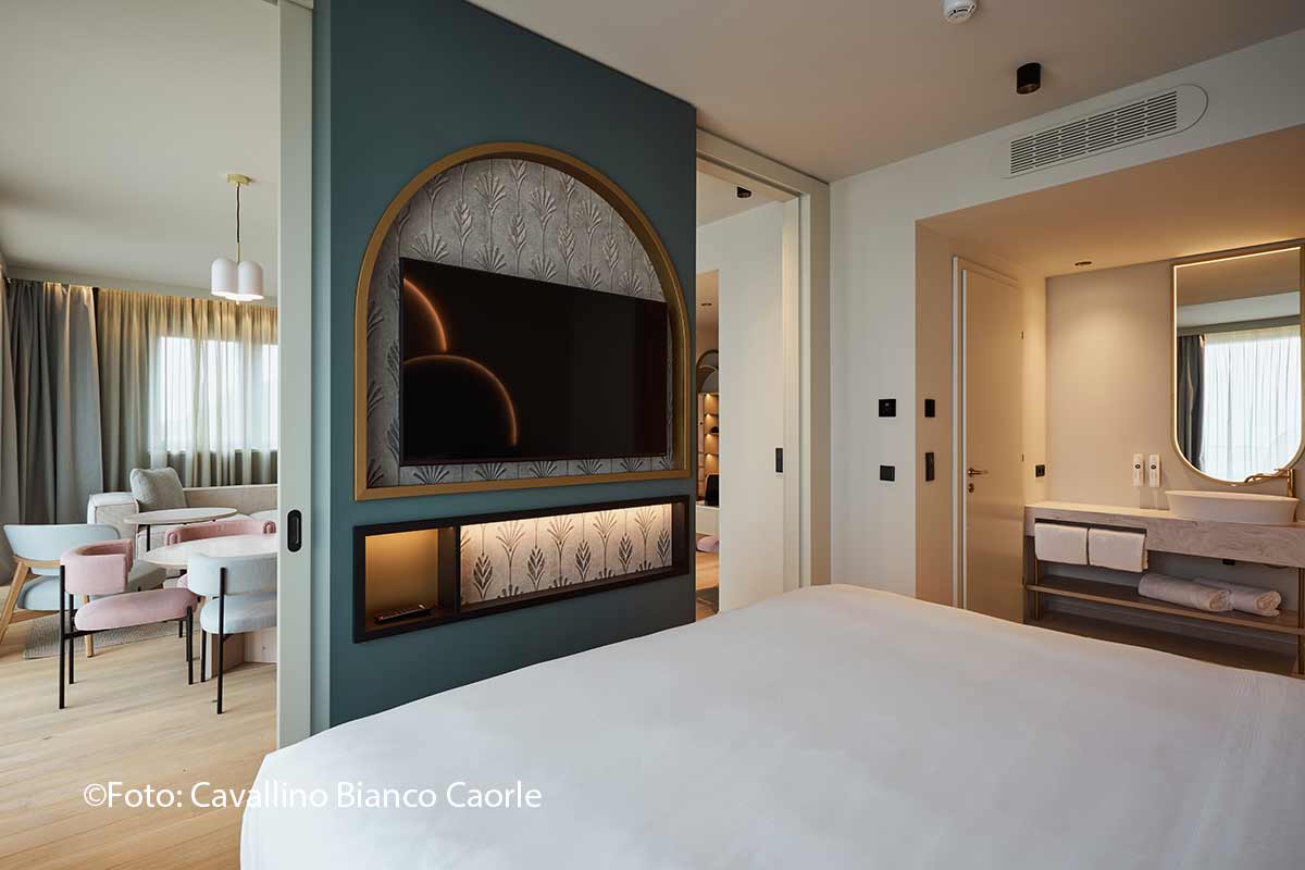 Suite mit Wohnbereich und offenem Bad ©Foto: Cavallino Bianco Caorle Venezia