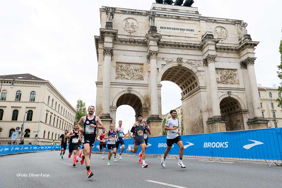 Entlang am Siegestor: Terefa erstmals unter 2:11 Stunden : Marathon München byBrooks Foto: Oliver Farys