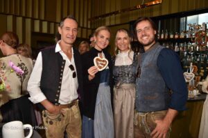 Sebastian Copeland mit Frau Caro Copeland und Anja Gräfin Keyserlingk und Mann Konstantin 191. Münchner Oktoberfest - Trachtenumzug Ingolstadt Village x Königshof im Hotel Königshof in München am 20.09.2026 / Foto: BrauerPhotos / G. Nitschke