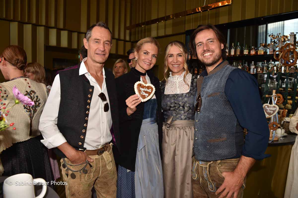 Sebastian Copeland mit Frau Caro Copeland und Anja Gräfin Keyserlingk und Mann Konstantin191. Münchner Oktoberfest - Trachtenumzug Ingolstadt Village x Königshof im Hotel Königshof in München am 20.09.2026 / Foto: BrauerPhotos / G. Nitschke