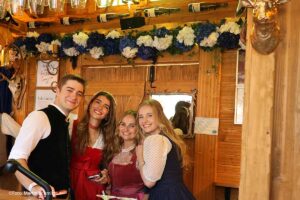 Marie Gräfin v. Lösch mit Cousin Felix und Lisa Rembeck und Lea Hubauer / Zum Münchner Kindl auf dem Oktoberfest 2026 (©Foto: Martin Schmitz)