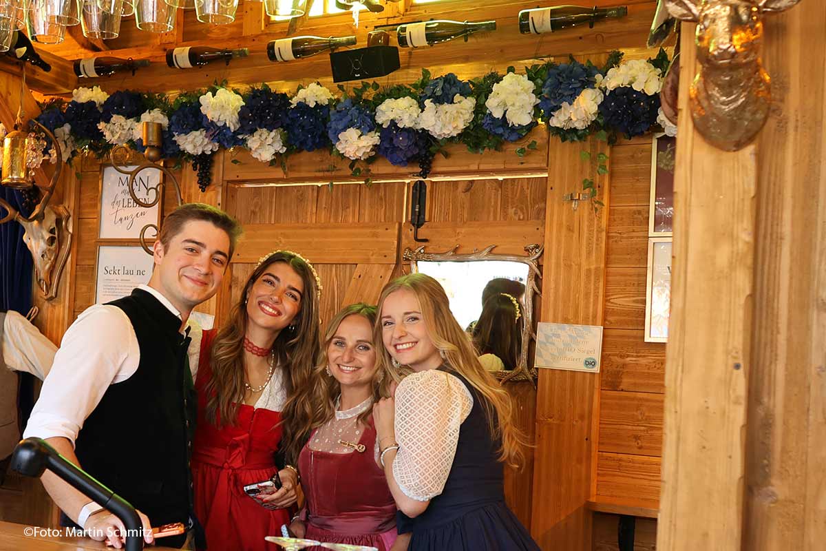 Marie Gräfin v. Lösch mit Cousin Felix und Lisa Rembeck und Lea Hubauer / Zum Münchner Kindl auf dem Oktoberfest 2026 (©Foto: Martin Schmitz)