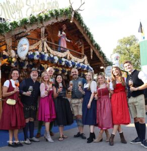 Charlotte-Gräfin-v.-Oeynhausen,-Oliver-Rauh,-Barbara Osthoff, Alexander Freiherr v. Cramm, Miriam Blume, Samir Abou-Suede, Lea Hubauer, Lisa Rembeck, Marie Gräfin v. Lösch und Ihr Cousin Felix Jadrnicek