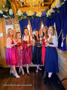 Barbara Osthoff, Lisa Rembeck, Charlotte Gräfin v. Lösch, Miriam Blume, Marie Gräfin v. Lösch, Lea Hubauer Zum Münchner Kindl auf dem Oktoberfest 2026 (©Foto: Martin Schmitz)