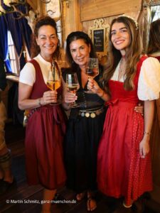 Charlotte Gräfin v. Oeynhausen, Miriam Blume, Marie Gräfin v. Lösch Zum Münchner Kindl auf dem Oktoberfest 2026 (©Foto: Martin Schmitz)
