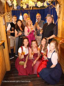 Felix Jadnricek, Miriam Blume, Alexander Freiherr v. Cramm, Barbara Osthoff, Samir Abou-Suede, Oliver Rauh, Charlotte Gräfin v. Oeynhausen, Lisa Rembeck, Marie Gräfin v. Lösch, Lea Hubauer Zum Münchner Kindl auf dem Oktoberfest 2026 (©Foto: Martin Schmitz)
