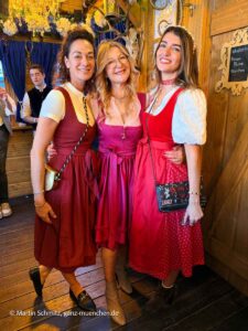 Charlotte Gräfin v. Oeynhausen, Barbara Osthoff, Marie Gräfin v. Lösch Zum Münchner Kindl auf dem Oktoberfest 2026 (©Foto: Martin Schmitz)