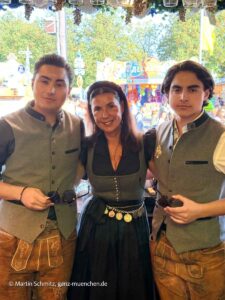 Miriam Blume mit Ihren Neffen Zum Münchner Kindl auf dem Oktoberfest 2026 (©Foto: Martin Schmitz)