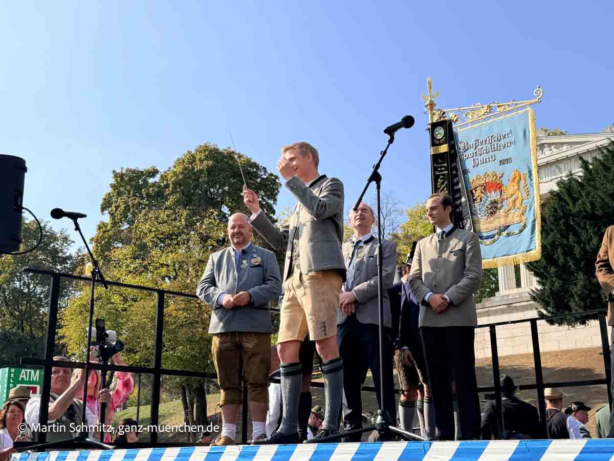Dominik Krause dirigierte nach seiner Rede vor dem Boellerschießen vor der Bavaria 2026 (©Foto: Martin Schmitz)