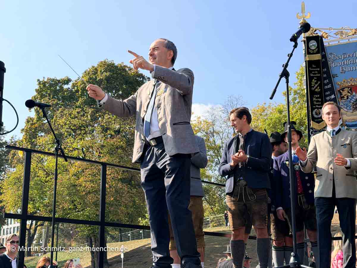 Hubert Aiwanger durfte dirigieren vor dem Boellerschießen vor der Bavaria 2026 (©Foto: Martin Schmitz)