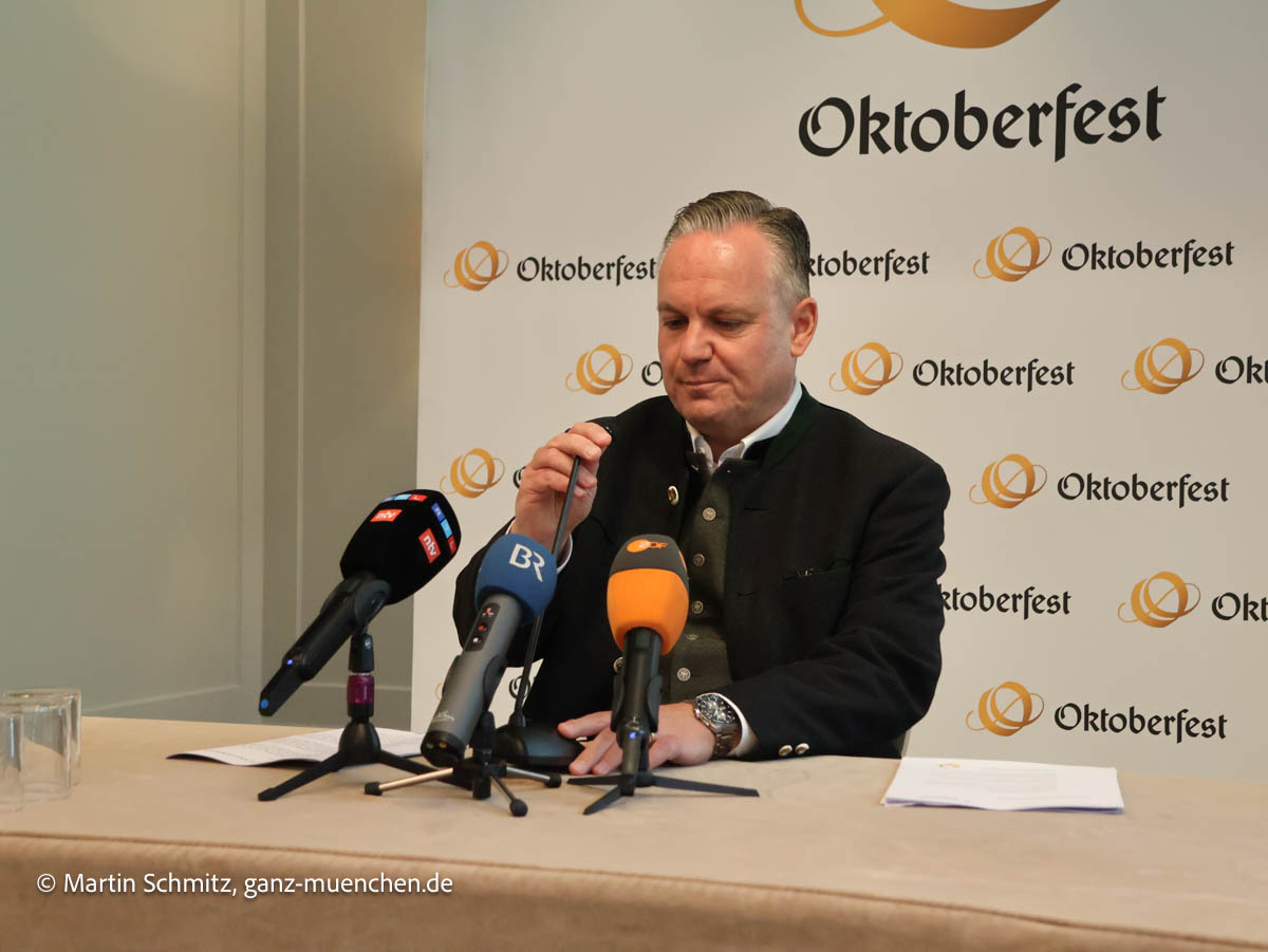 Wiesn-Chef Dr. Christian Scharpf präsentierte die Zahlen zum Oktoberfest 2026: Abschluß Pressekonferenz Oktoberfest 2026 (©Foto: Martin Schmitz)