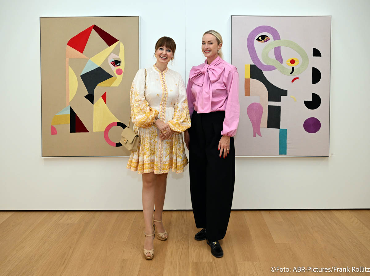 Dr. Sonja Lechner und Petra Winter (MADAME) vor Werken von Tanja Hirschfeld. Dr._Sonja_Lechner’s Art Lunch / Kunstsammlung der WTS / München / 7. Oktober 2026 / Foto: Frank Rollitz / ABR-Pictures.