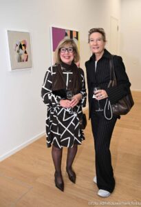 Gerdwid Herrmann (Frau des Bayerischen Innenministers) und Silvia Amberger (Bergson) vor Werken von Tanja Hirschfeld. Dr._Sonja_Lechner’s Art Lunch / Kunstsammlung der WTS / München / 7. Oktober 2026 / Foto: Frank Rollitz / ABR-Pictures.