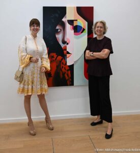 Dr. Sonja Lechner und Dr. Silvie Aigner (Parnass) vor einem Werk von Tanja Hirschfeld Dr._Sonja_Lechner’s Art Lunch / Kunstsammlung der WTS / München / 7. Oktober 2026 / Foto: Frank Rollitz / ABR-Pictures.