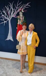 Dr. Sonja Lechner und Silke Scheele (Ole Lynggaard) vor einem Werk von Malgorzata Mirga-Tas Dr._Sonja_Lechners Art Lunch / Kunstsammlung der WTS / München / 7. Oktober 2026 / Foto: Frank Rollitz / ABR-Pictures.