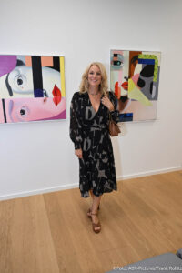 Christina Tomczyk (Rennfahrerin) vor Werken von Tanja Hirschfeld beim Dr. Sonja Lechner’s Art Lunch / Kunstsammlung der WTS / München / 7. Oktober 2026 / Foto: Frank Rollitz / ABR-Pictures.