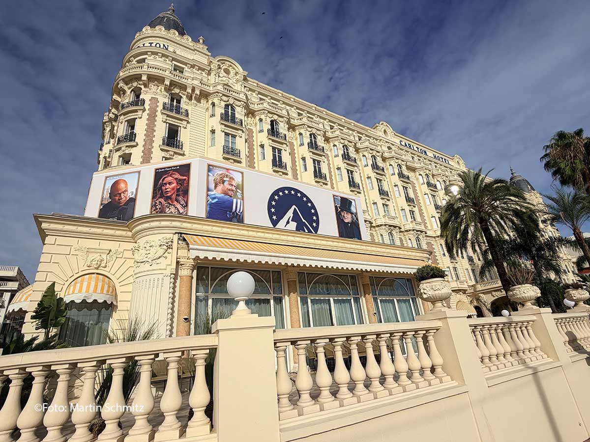 MIPCOM 2026 in Cannes: Das Carlton trägt in diesem Jahr Paramount. Auf dem Banner über der Terrasse bewirbt man unter anderem „NCIS: New York“, „A Quiet Place Part III“ und „Mr. Irrelevant“ (©Foto: Martin Schmitz)