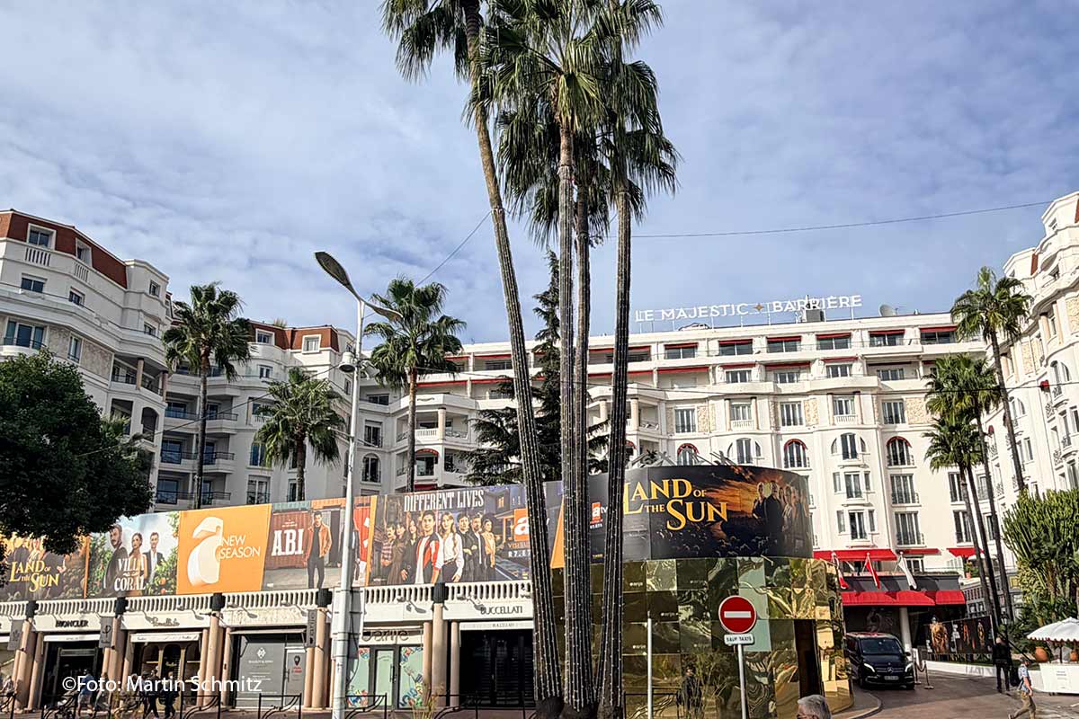 MIPCOM 2026 in Cannes: Vor dem Majestic Barrière fällt sofort die lange Plakatwand des türkischen Senders atv auf, mit „Land of the Sun“, „Villa Coral“, „ABI“ und „Different Lives“ (©Foto: Martin Schmitz)
