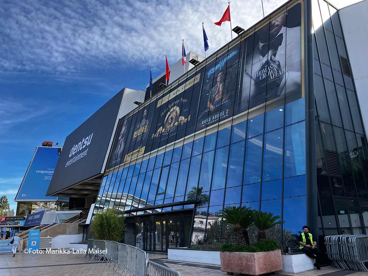 MIPCOM 2026 in Cannes: Die große Glasfront gehört Amazon MGM Studios. In der Mitte prangt der goldene MGM-Löwe mit dem Zusatz „An Amazon Company“, daneben werben die Filme für ihr Programm: „The Beekeeper 2“ mit dem Hinweis auf 2027, „Road House 2“ mit dem Vermerk, dass der Film gerade gedreht wird, und rechts „The Thomas Crown Affair“. Das zeigt schön, dass die Streamer hier längst wie klassische Studios auftreten und ihre Kinomarken an Sender in aller Welt weiterverkaufen.(©Foto: Marikka-Laila Maisel)