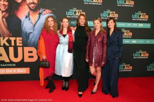 Diana Amft, Karoline Herfurth, Jessica Schwarz, Jella Haase und Producer Lena Schömann bei der Premiere von "Der Perfekte Urlaub" im Mathäser Filmpalast am 19.10.2026 in München (©Foto: Gisela Schober/Getty Images für Constantin Film)
