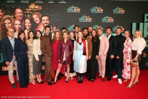 Martin Hartung, Producer Lena Schömann , Ina Reni Alexandrow (Peachy - Peachyonthegram), Emily Kusche, Florian David Fitz, Jan van Weyde, Paul Ahrens, Jella Haase, Maria Dragus, Jannis Hain, David Korbmann, Frederick Lau, Director Bora Dagtekin, Inez Björg David und Caroline Frier bei der Premiere von "Der Perfekte Urlaub" im Mathäser Filmpalast am 19.10.2026 in München (©Foto: Gisela Schober/Getty Images für Constantin Film)