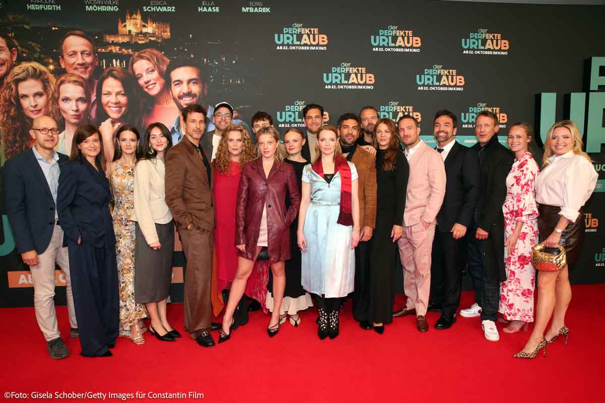 Martin Hartung, Producer Lena Schömann , Ina Reni Alexandrow (Peachy - Peachyonthegram), Emily Kusche, Florian David Fitz, Jan van Weyde, Paul Ahrens, Jella Haase, Maria Dragus, Jannis Hain, David Korbmann, Frederick Lau, Director Bora Dagtekin, Inez Björg David und Caroline Frier bei der Premiere von "Der Perfekte Urlaub" im Mathäser Filmpalast am 19.10.2026 in München (©Foto: Gisela Schober/Getty Images für Constantin Film)