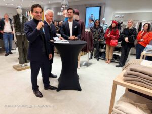 Luca Tretter, Vater Thomas Tretter, Gregor Tretter TRETTER Style in Motion Night und Opening des Fashion Floor im Tretter Stammhaus in München am 22.10.2026 (ªFoto: Martin Schmitz)