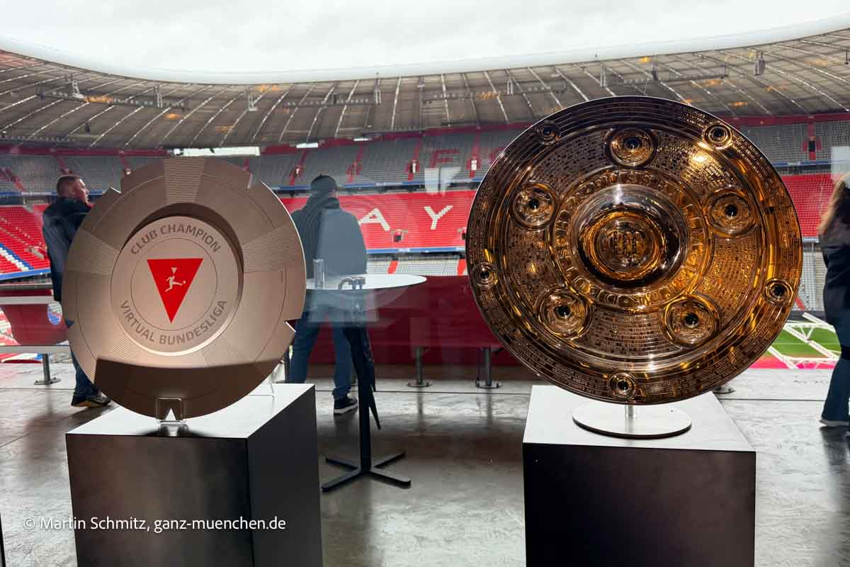Originale Meisterschalen als Fotomotiv: Virtual Bundesliga Turnier mit Blick in die Allianz Arena am 25.10.2026 (©Foto: Martin Schmitz)
