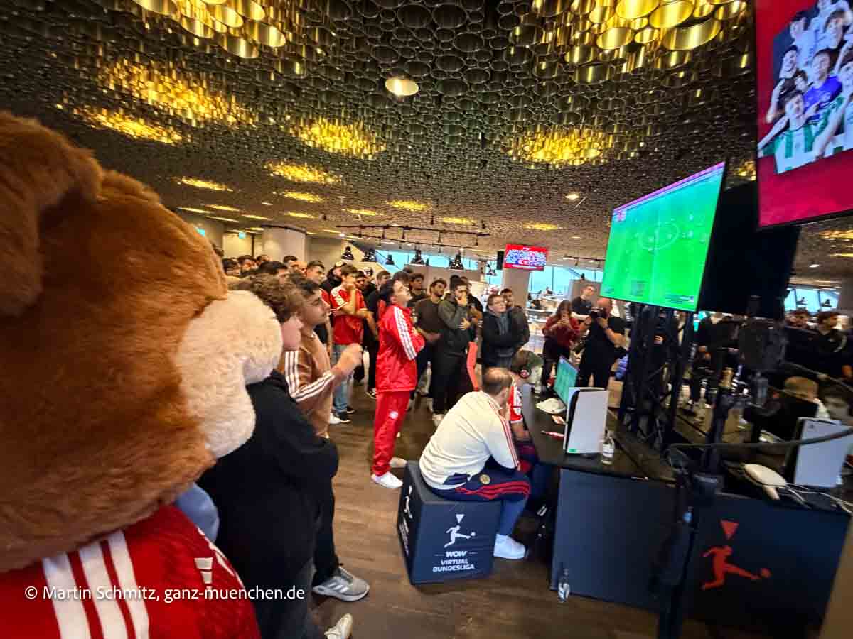askottchen Berni war dabei, aber das Team des FC Bayern schied in der ersten Runde trotzdem schon aus. Virtual Bundesliga Turnier in der Allianz Arena am 25.10.2026 (©Foto: Martin Schmitz)