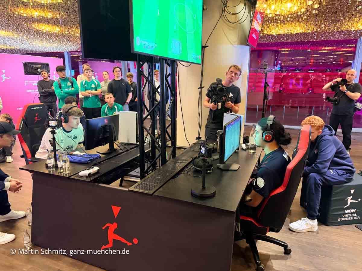 Im Finale für Paderborn (li.) Jonas „Jonny“ Wirth, für das EA Sports FC-Team von RB Leipzig, RBLZ Gaming Nassim „RBLZ_Nassada“ Dahman (re.): Virtual Bundesliga Turnier in der Allianz Arena am 25.10.2026 (©Foto: Martin Schmitz)