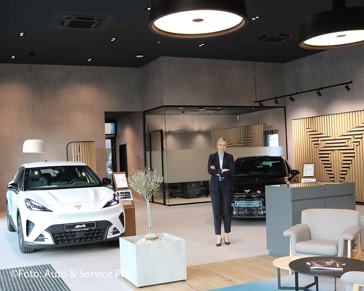 Pia Fröhlich, Geschäftsführerin der Auto & Service PIA in der neuen CUPRA Garage im Süden Münchens (©Foto: Auto & Service PIA)