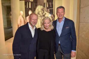 Valentin von Arnim, Iris von Arnim, Markus Höhn (Lodenfrey) LODENFREY x Iris von Arnim - Jubiläums-Event „50 Jahre Cashmere-Kultur“ und Fashion Talk bei Lodenfrey in München am 09.10.2026 / Foto: BrauerPhotos / Goran Nitschke